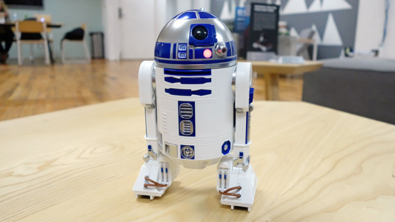Illustration for article titled Sí, esta es la réplica de juguete de R2-D2 que andabas buscando cuando eras pequeño